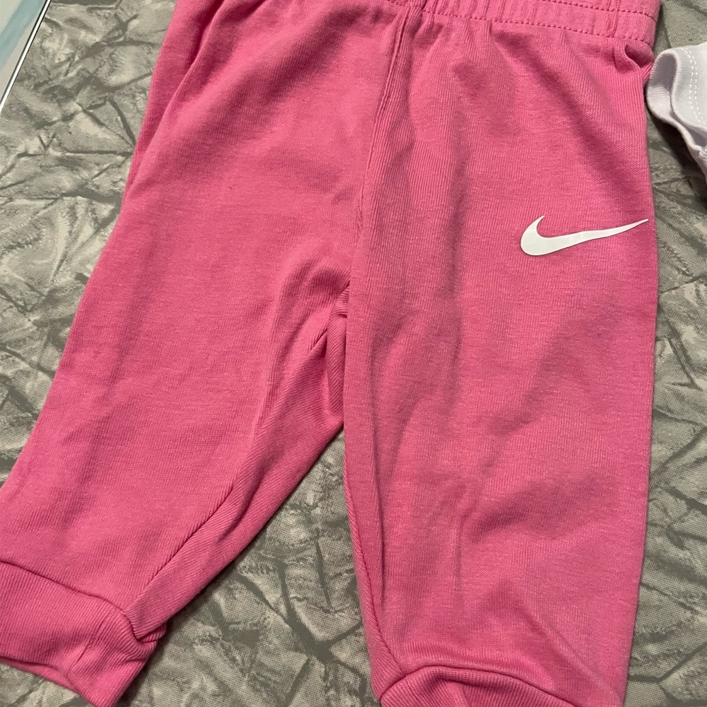 Nike Baby 0-3 Pink Set - Picture 5 of 9